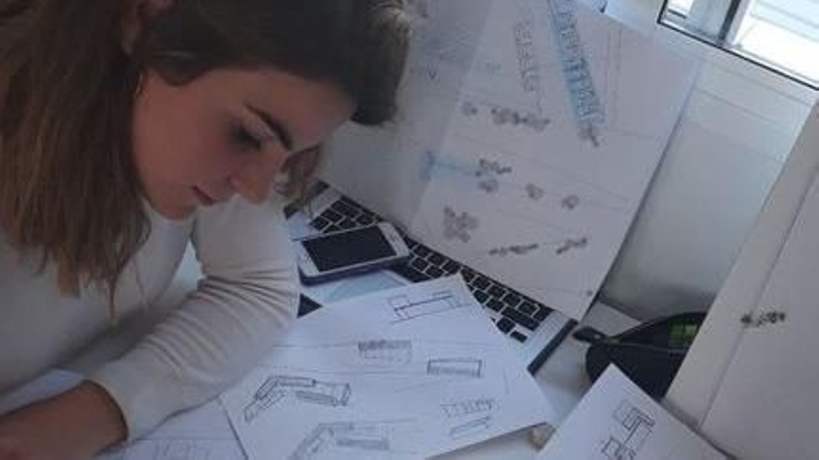 La vecina de Baiona, Marta Colón Paniagua inmersa en un trabajo y rodeada de planos.