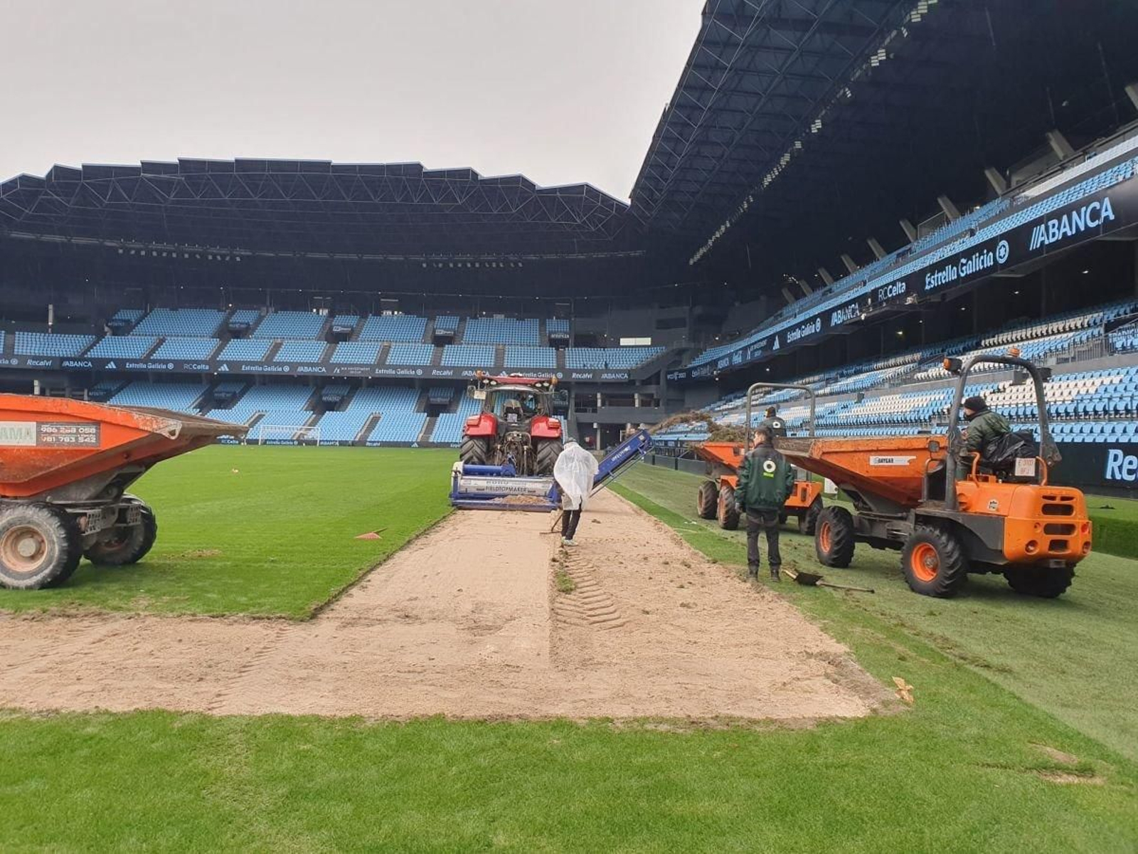 El césped de Balaídos está siendo levantado por tercera vez en los últimos seis meses.