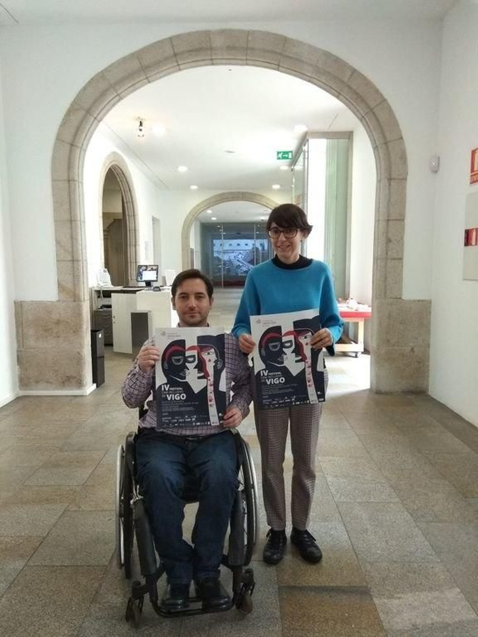 Gonzálo Suárez y Teresa Barberena, con el cartel del festival de cine que se inaugura el 22 en el auditorio municipal con “A nosotros tu reino”.