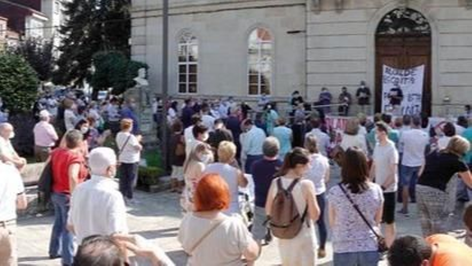 Los vecinos llevaban una pancarta con el lema : "Planta de biomasa fóra do casco urbán".