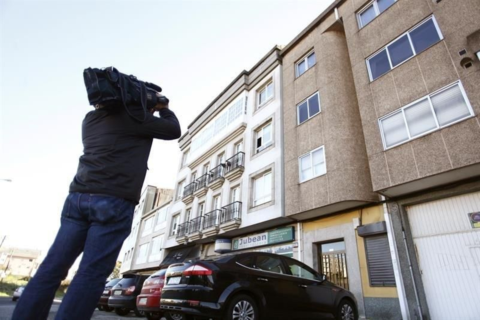 Un cámara toma imágenes del edificio en donde vivía el yihadista detenido en Arteixo.