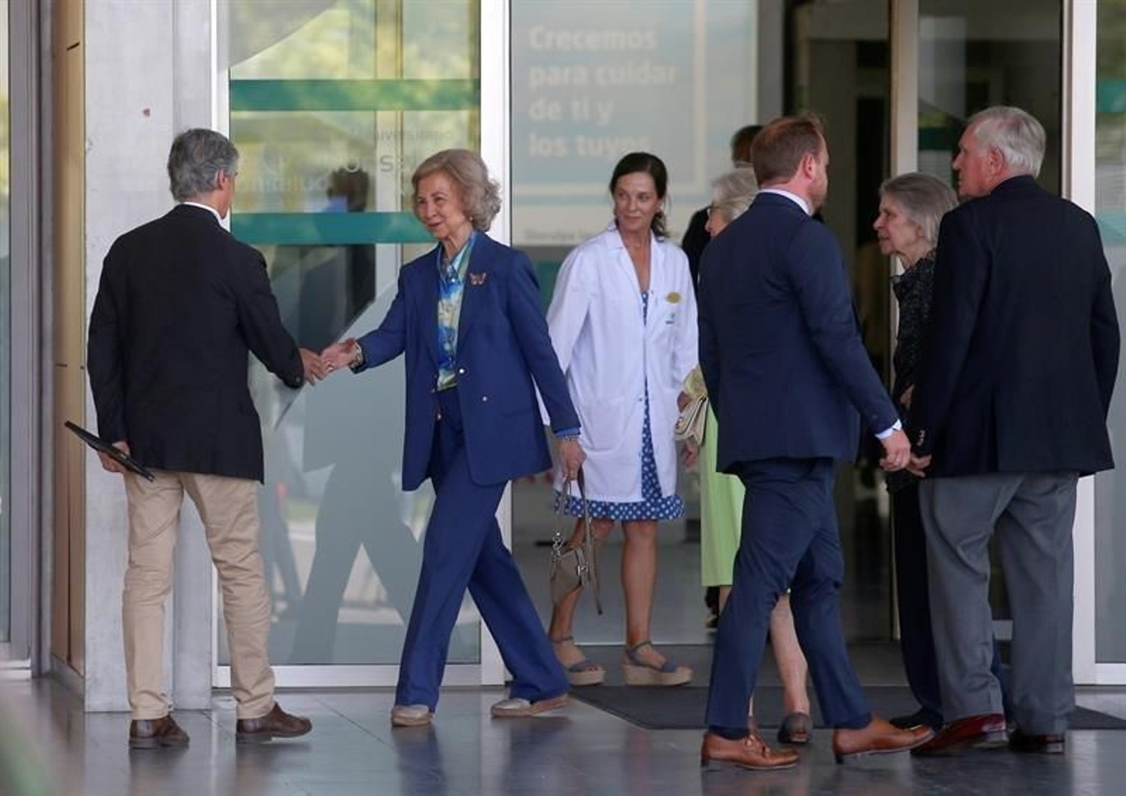 La reina emérita doña Sofia, a su llegada este domingo al Hospital Clínico Quirón de Pozuelo de Alarcón para visitar al rey Juan Carlos