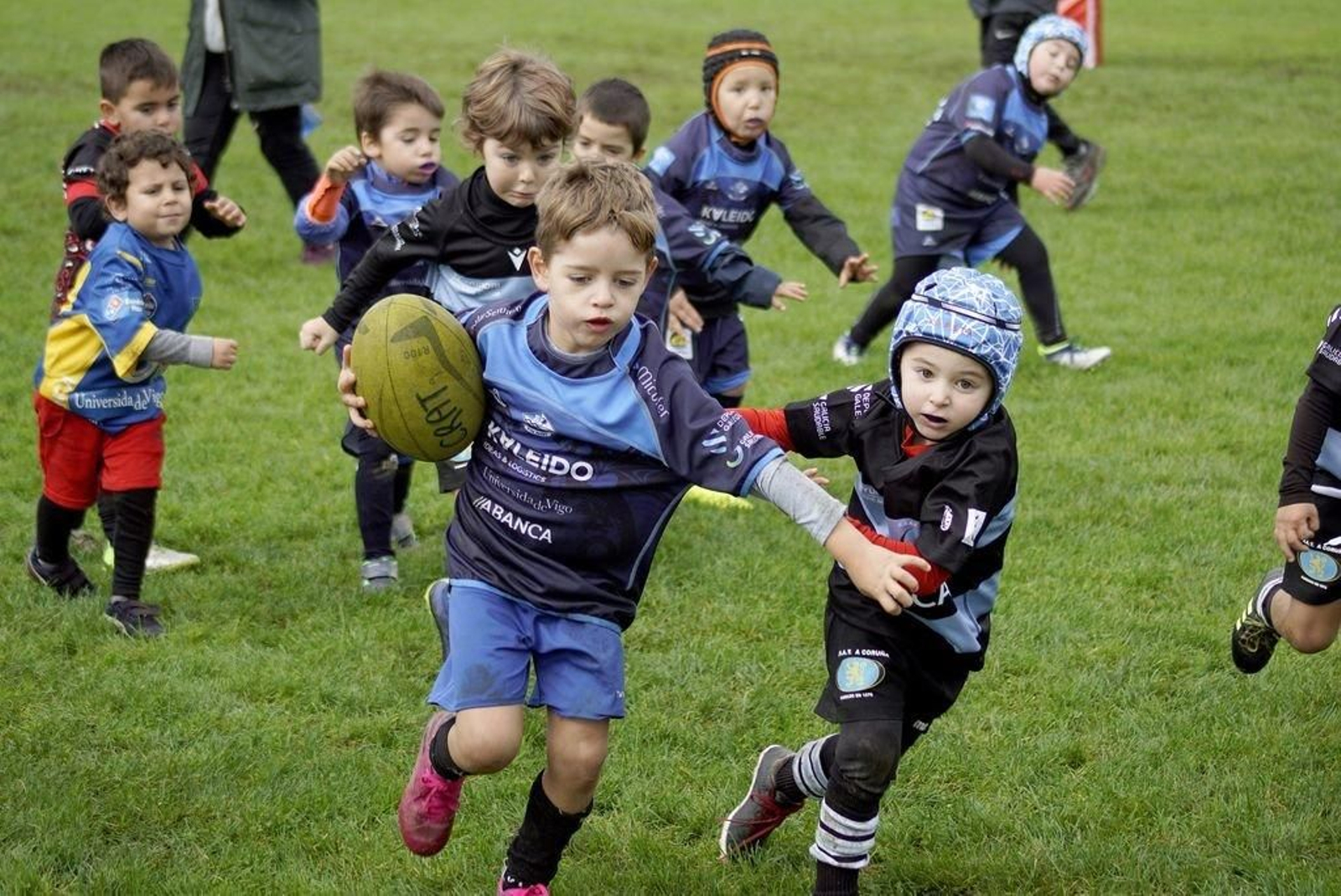 Rugby de niños, padres con orgullo y rico bizcocho