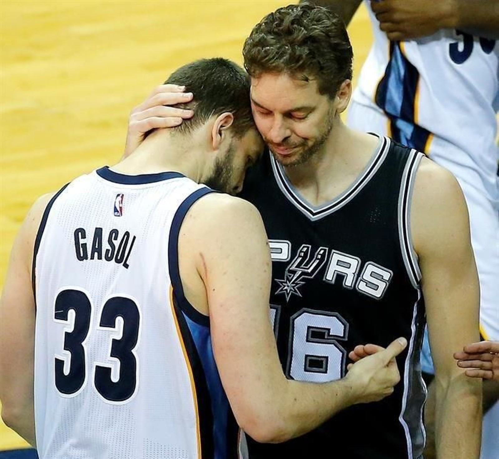 Pau Gasol (d)habla con su hermano Marc Gasol (i)