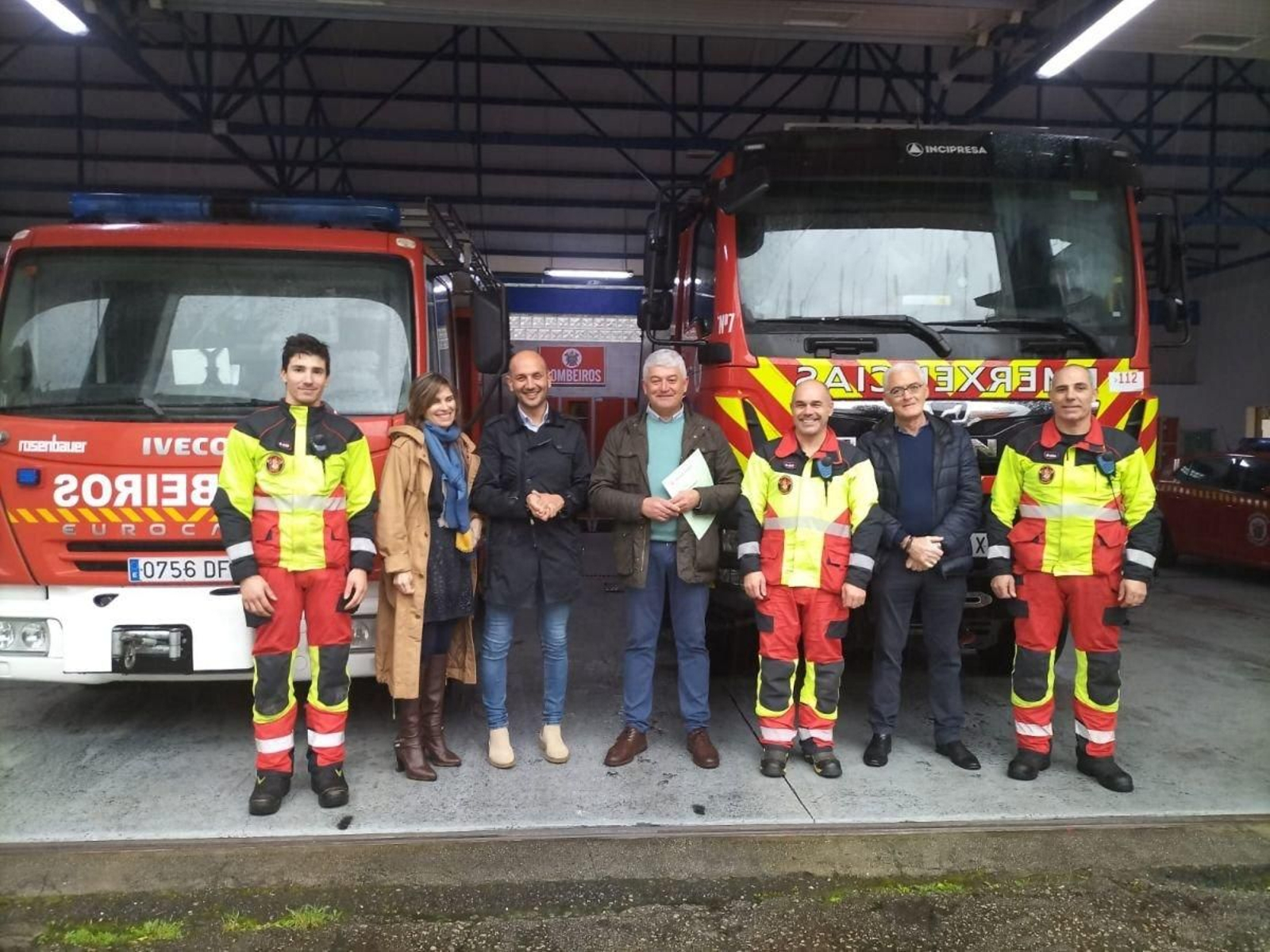 Nava Castro, Alejandro Lorenzo y Juan Carlos González Carrera, ayer con el retén de Bomberos de Ponteareas.