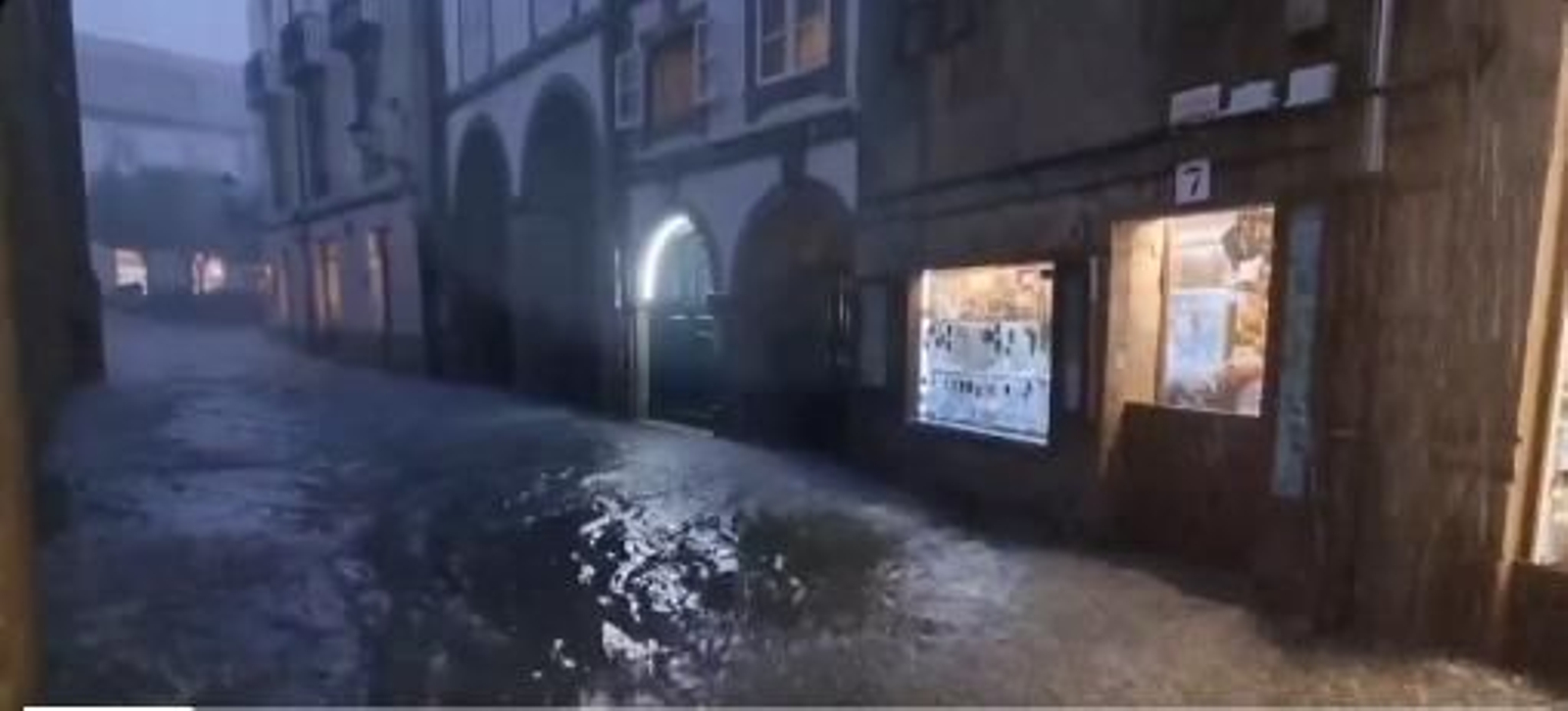 Inundaciones anoche en Santiago de Compostela a causa de la borrasca 'Aline'. // X