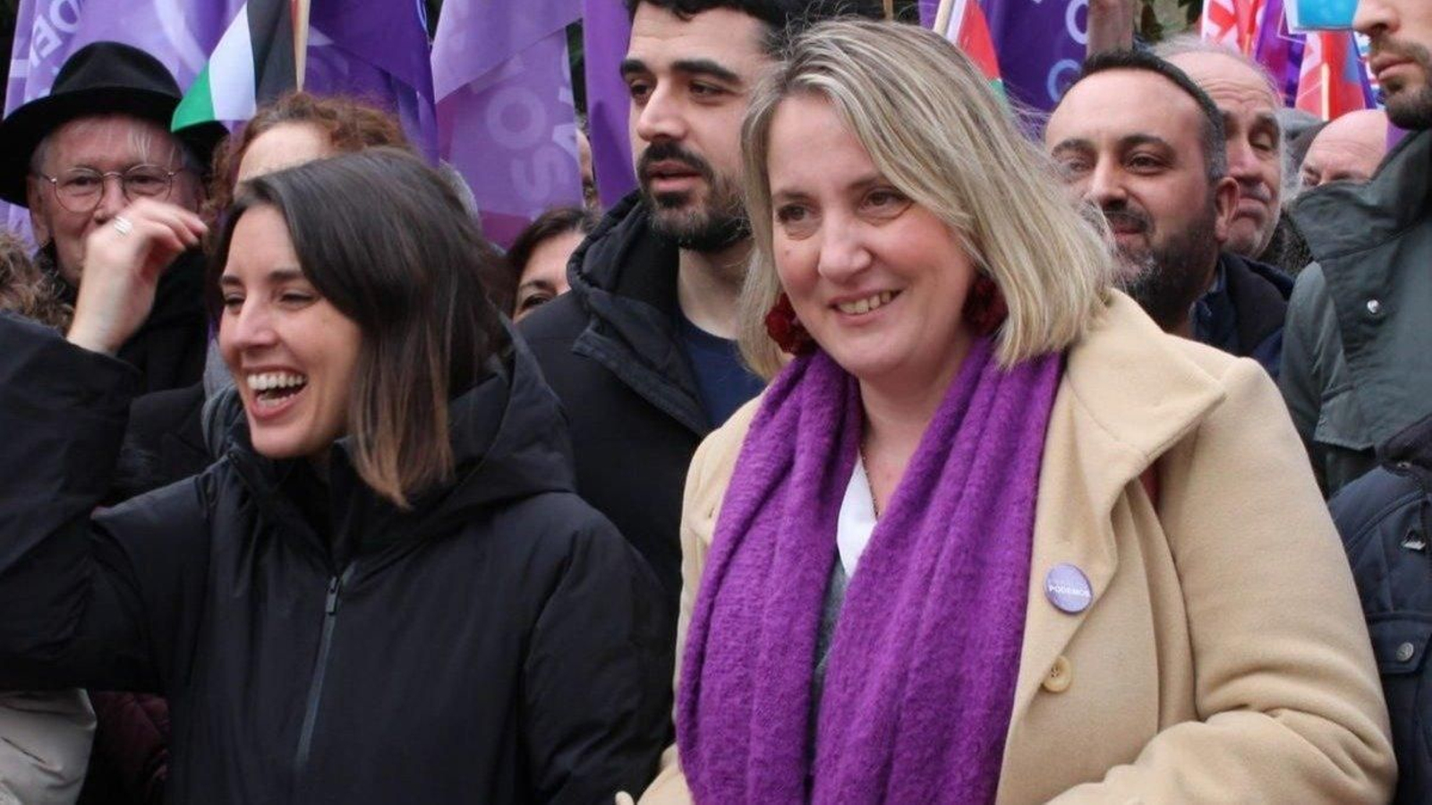 Carmen Berzosa, junto con Irene Montero en una manifestación.