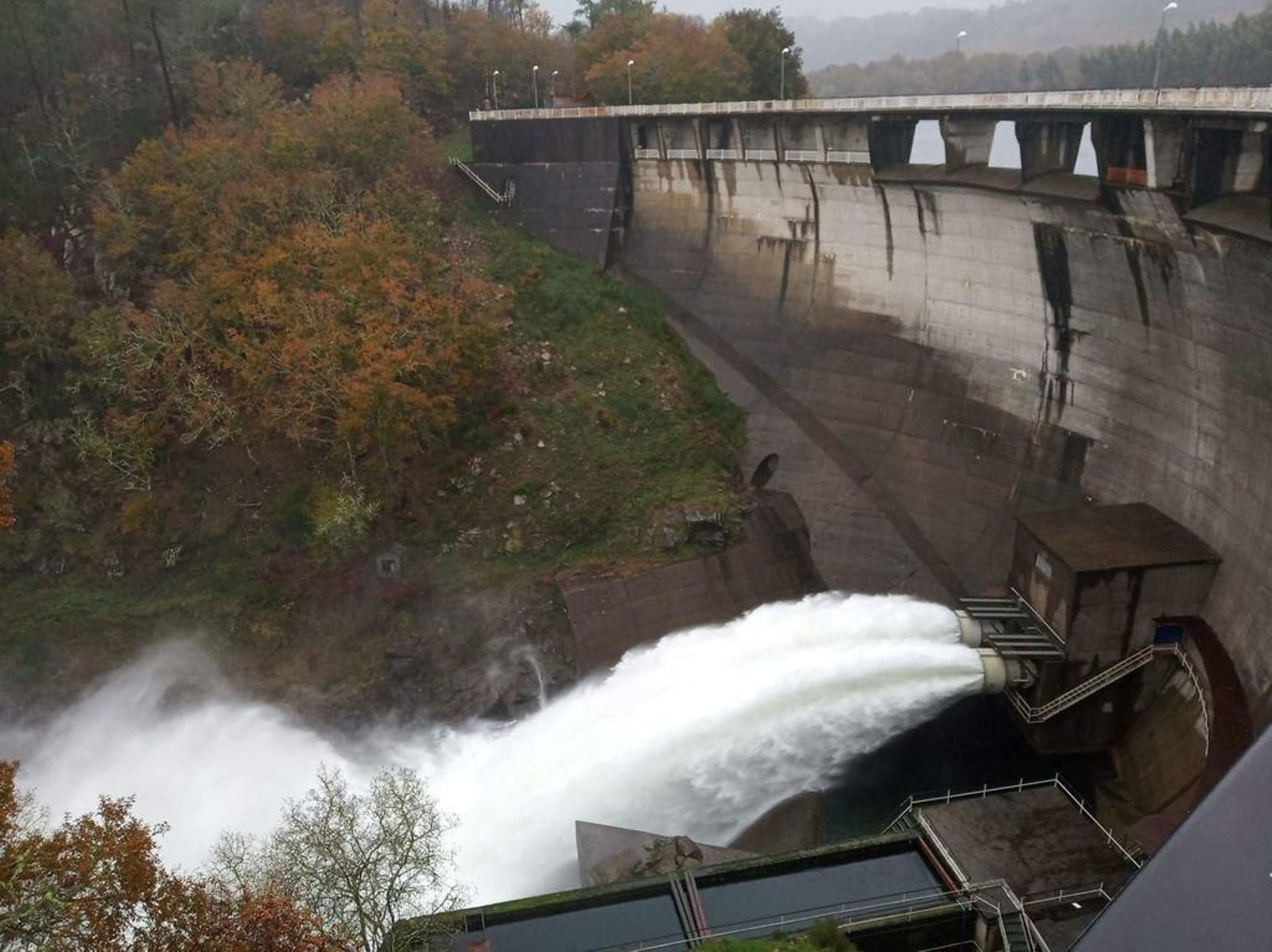 Imagen de la presa de Eiras, desaguando a plena potencia.