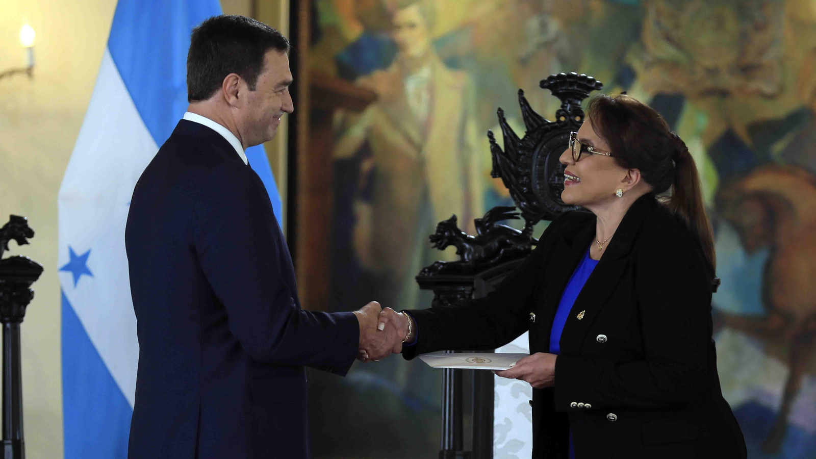Foto de Archivo. El embajador de España en Honduras Diego Nuño García (i) entregando sus cartas credenciales a la presidenta de Honduras Xiomara Castro (d) en Casa Presidencial, en Tegucigalpa (Honduras).. EFE/STR