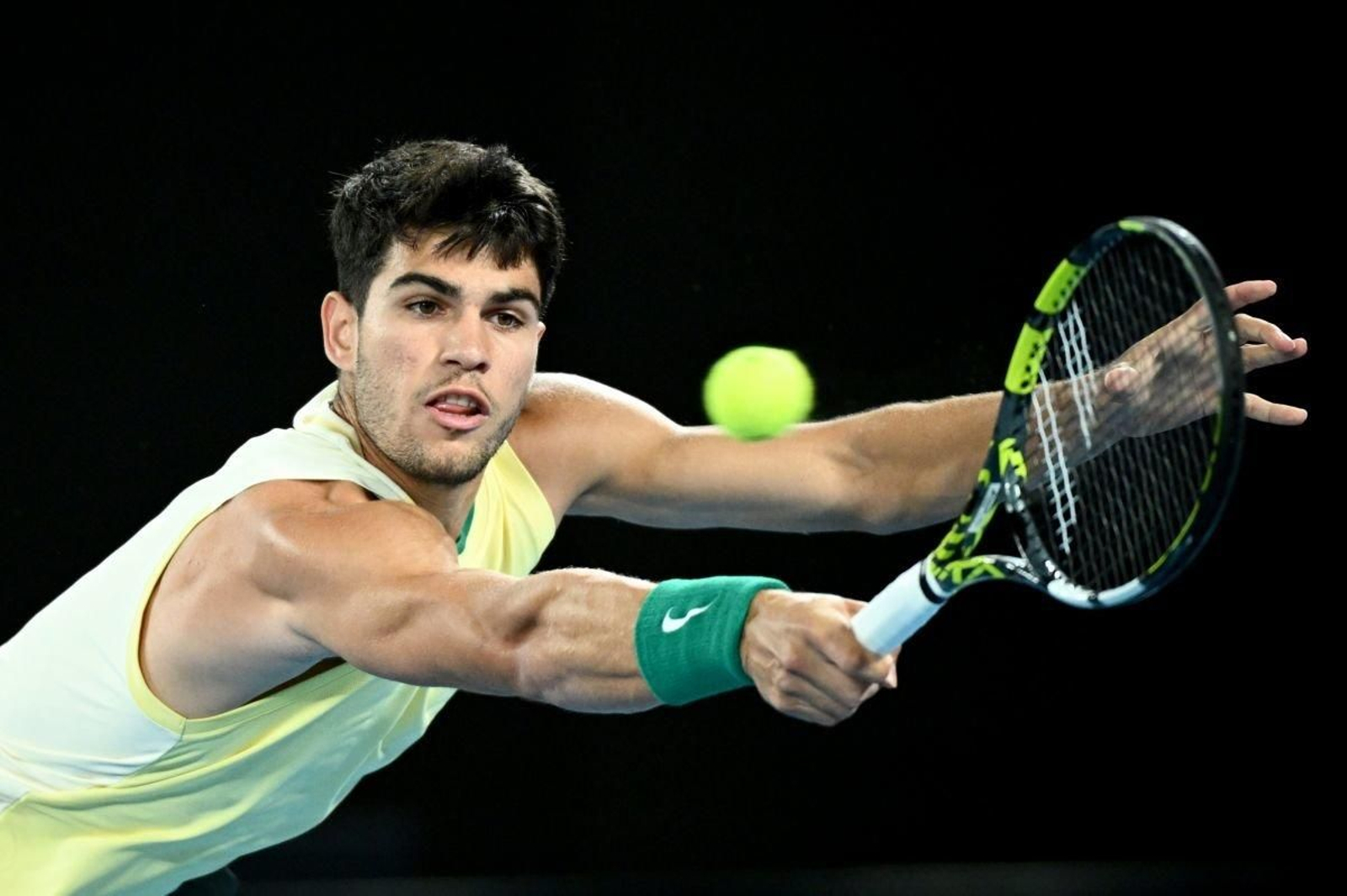 Carlos Alcaraz intenta devolver una bola en el partido de ayer contra el alemán Alexander Zverev.