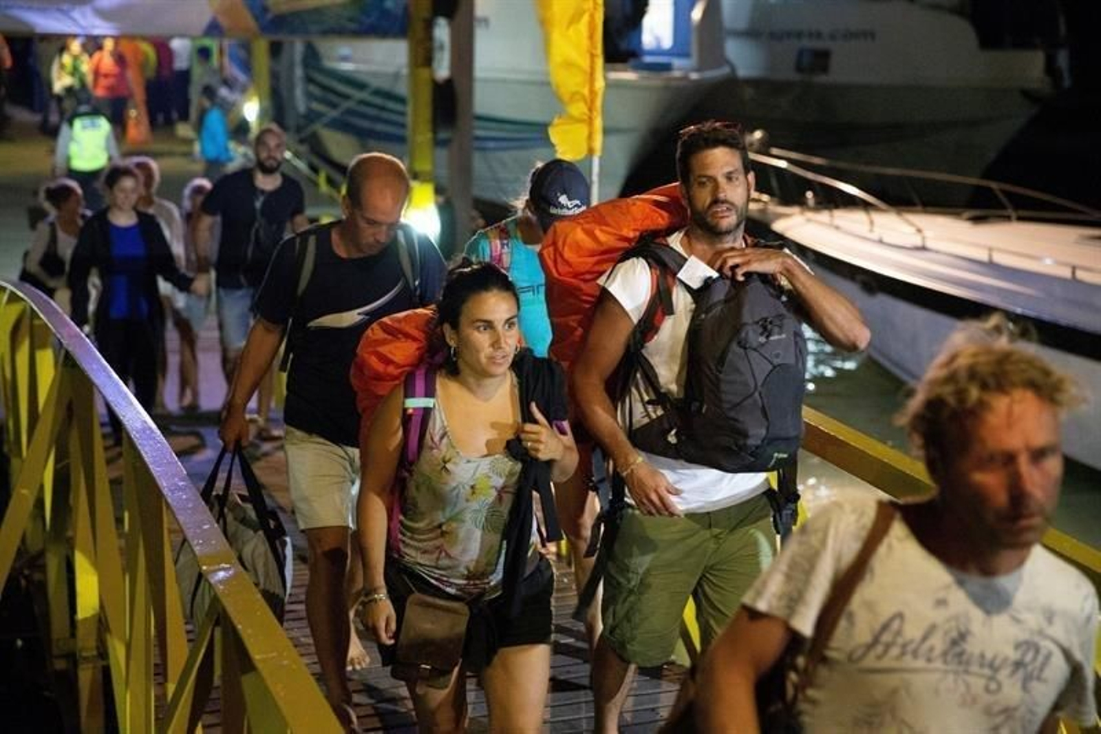 Turistas evacuados de la isla Gili en Lombok llegan al aeropuerto de Benoa en Bali