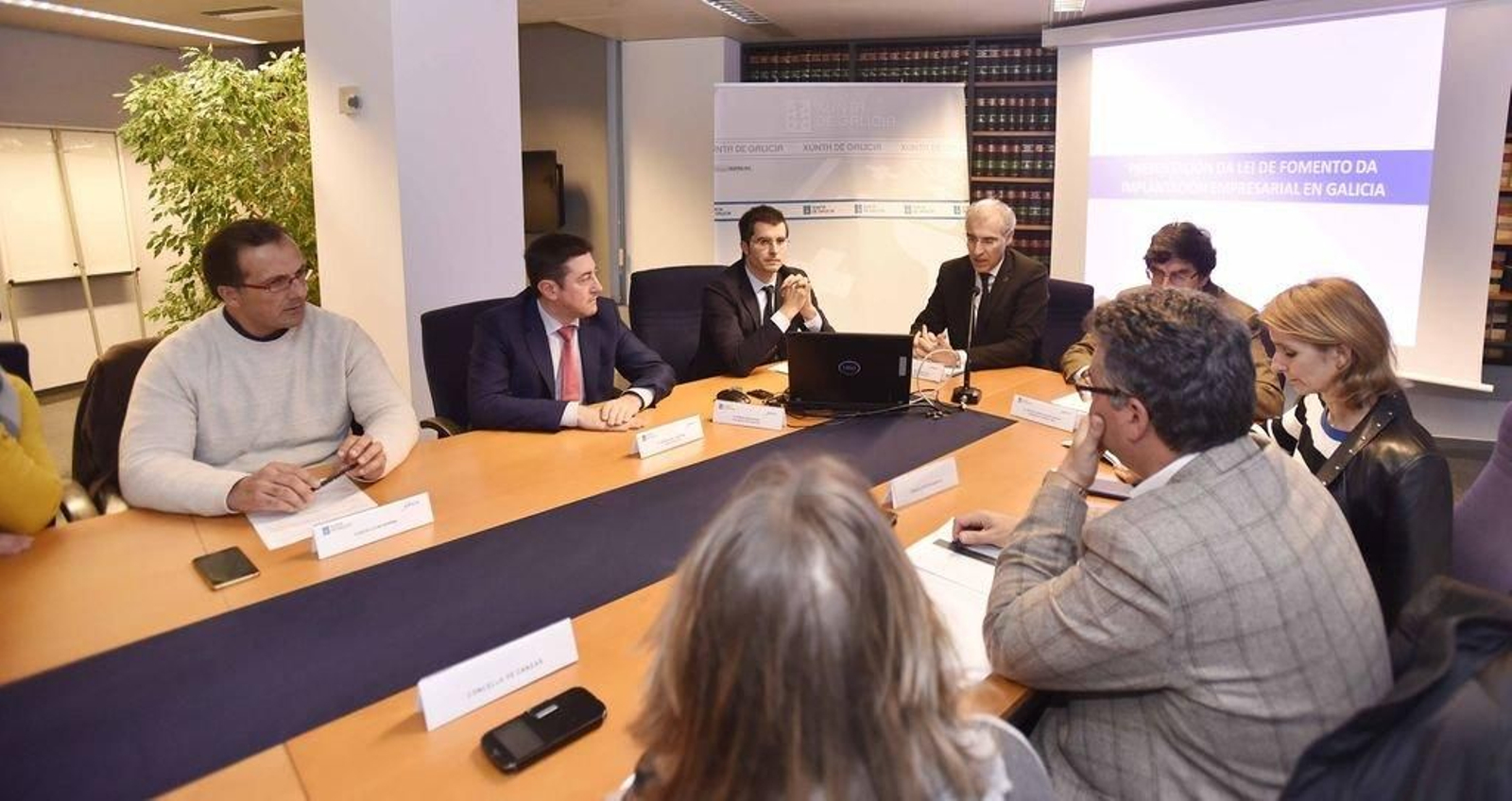 El conselleiro, con alcaldes del área de Vigo.