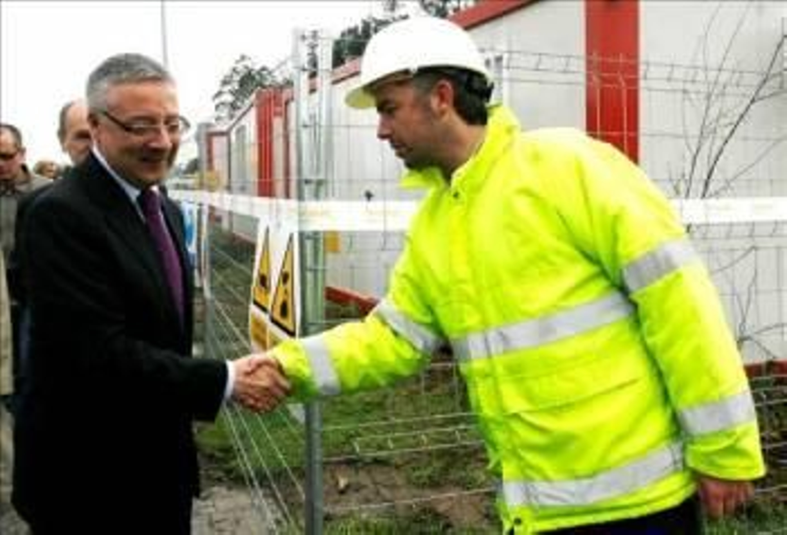 El ministro de Fomento, José Blanco, saluda a un operario. (Foto: KIKO)