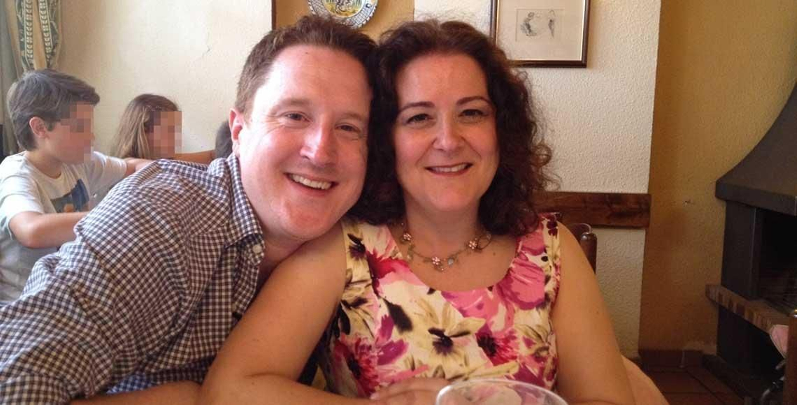 Victoria Romero, junto a su marido.