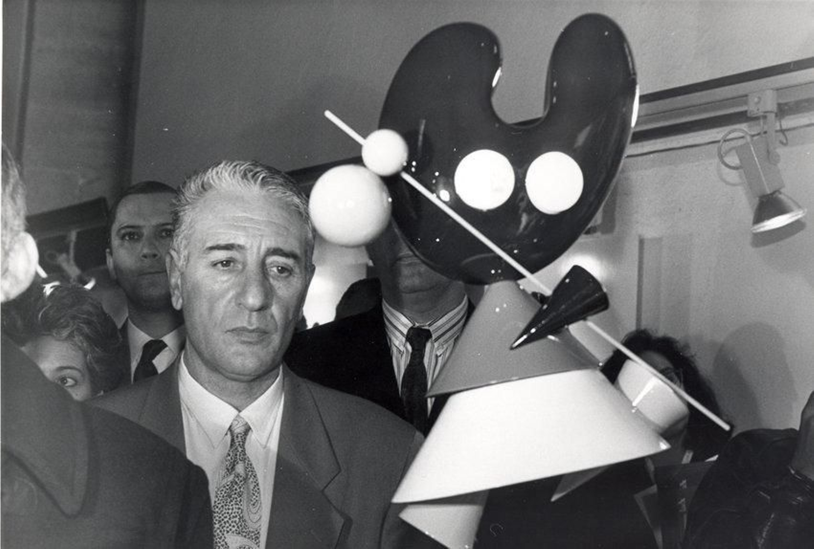 Luis Carballo con el Pelegrín, creación suya para promocionar el Xacobeo.