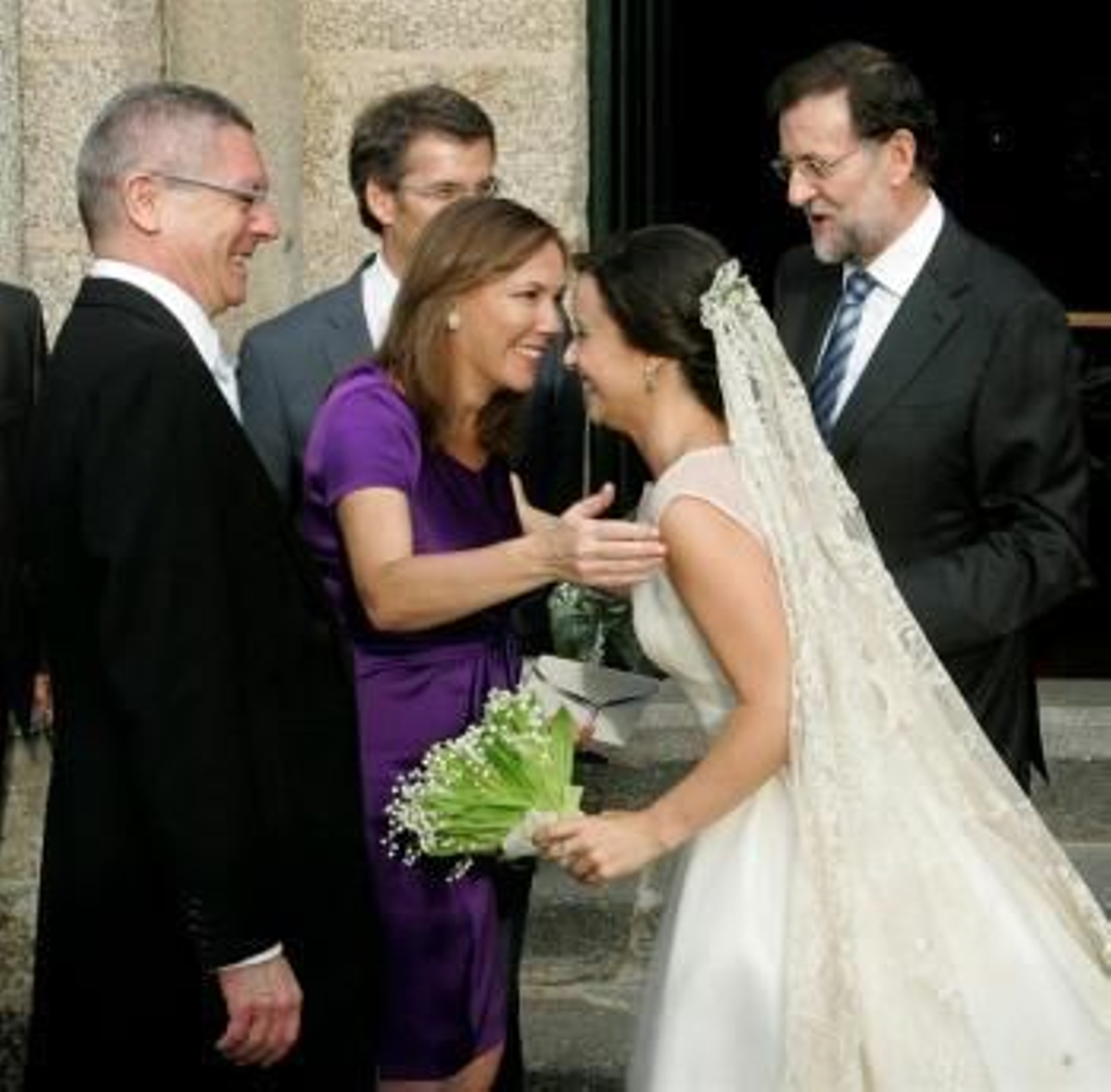El presidente del Gobierno Mariano Rajoy (d), su esposa Elvira Fernández, que saluda a la recién casada Teresa Touriñán, y el ministro de Justicia, Alberto Ruiz Gallardón (i)