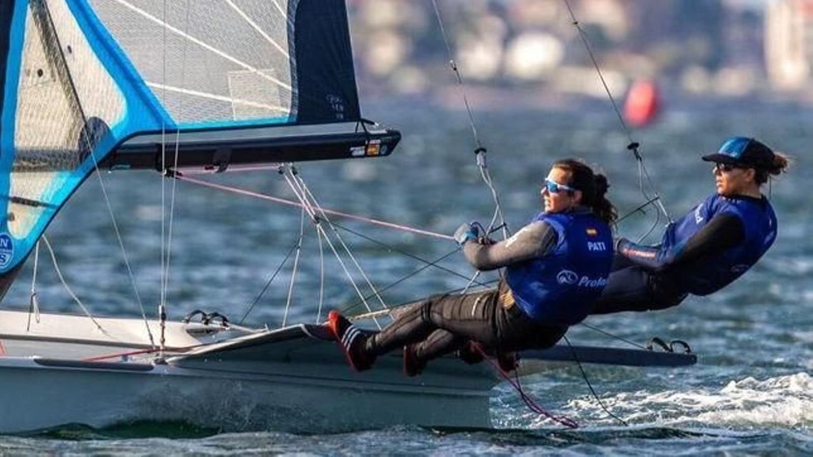 Patricia Suárez y María Cantero marchan en la primera posición.