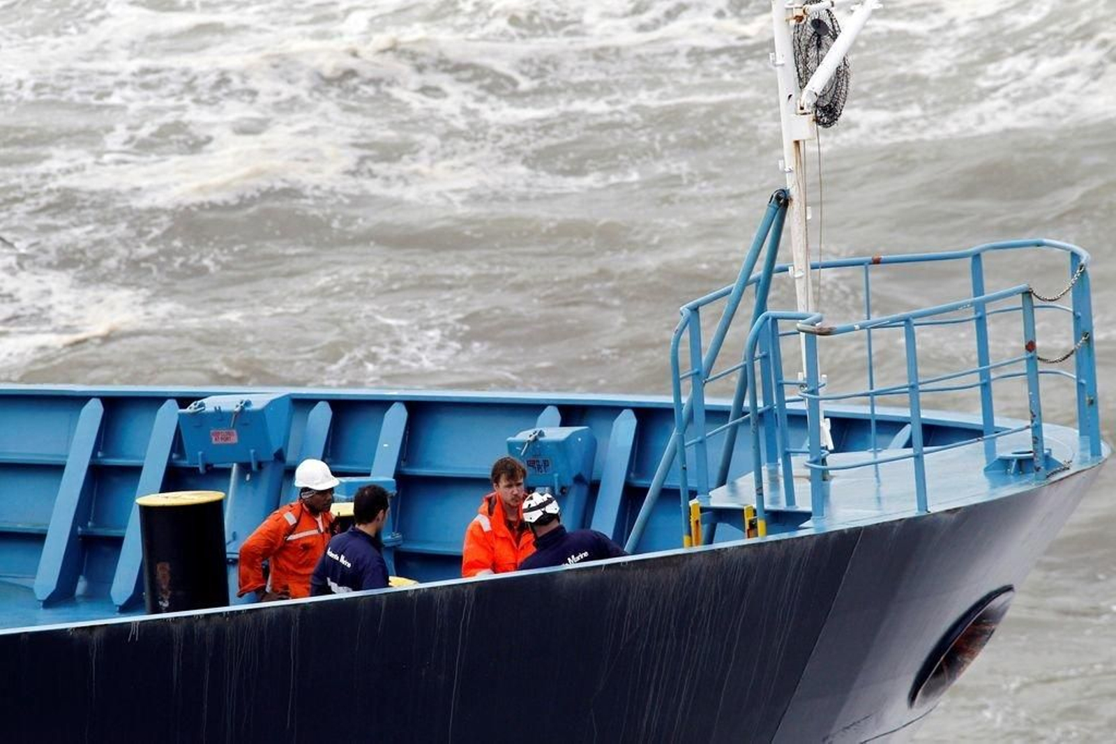 Técnicos y tripulantes, a bordo del quimiquero encallado en Ares.