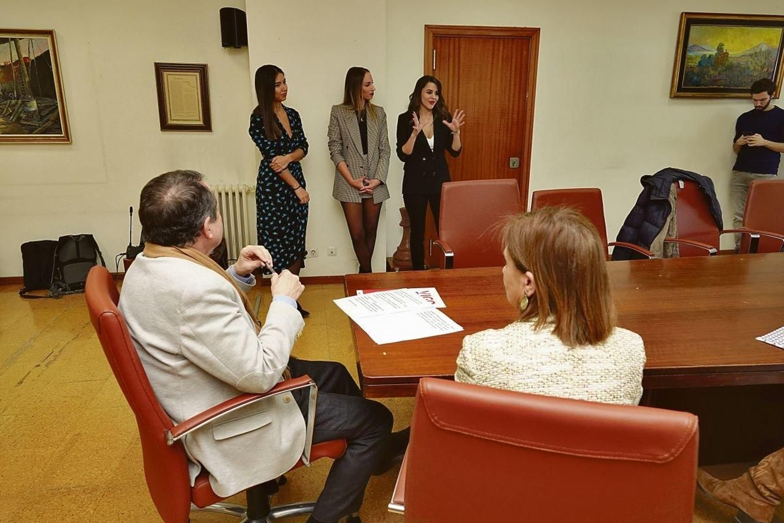 Tres emprendedoras presentando su proyecto a Caballero y Elena Espinosa.