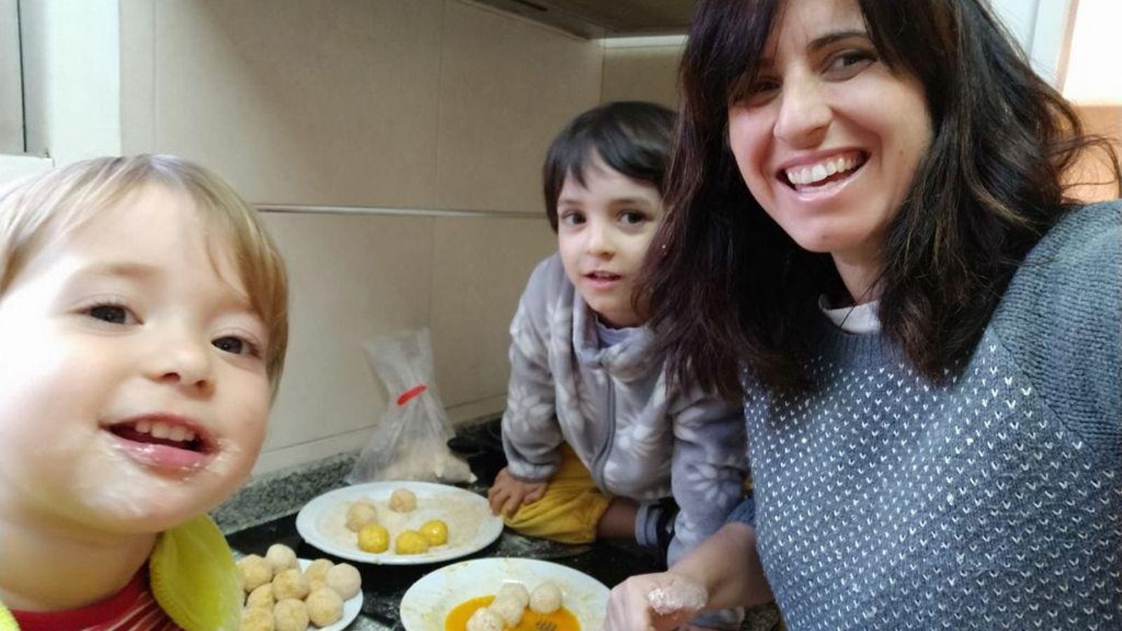 Merchi Rodal y sus hijos prepararon croquetas con las sobras.