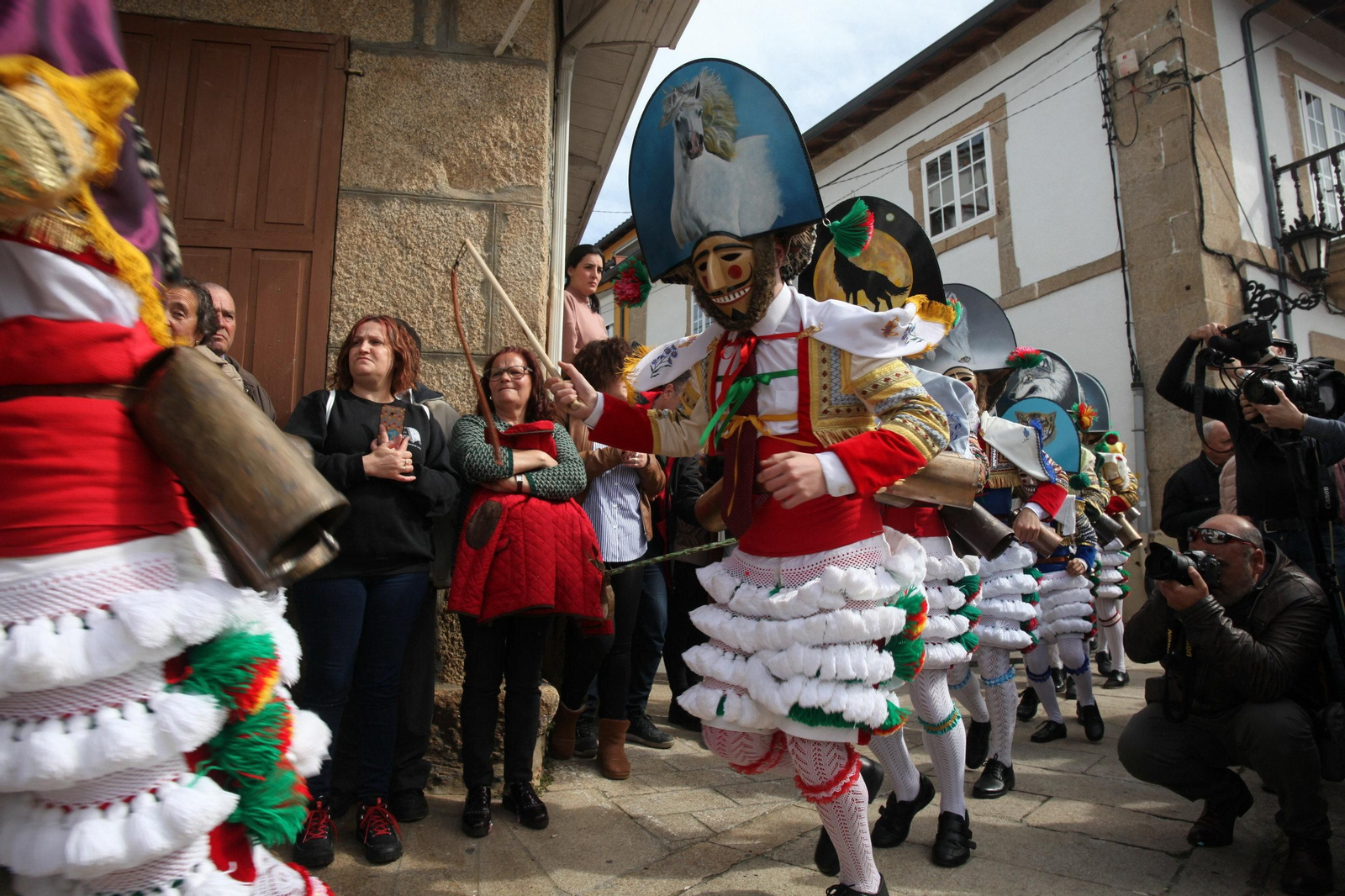 Los peliqueiros deleitaron a los espectadores congregados con su tradicional recorrido.