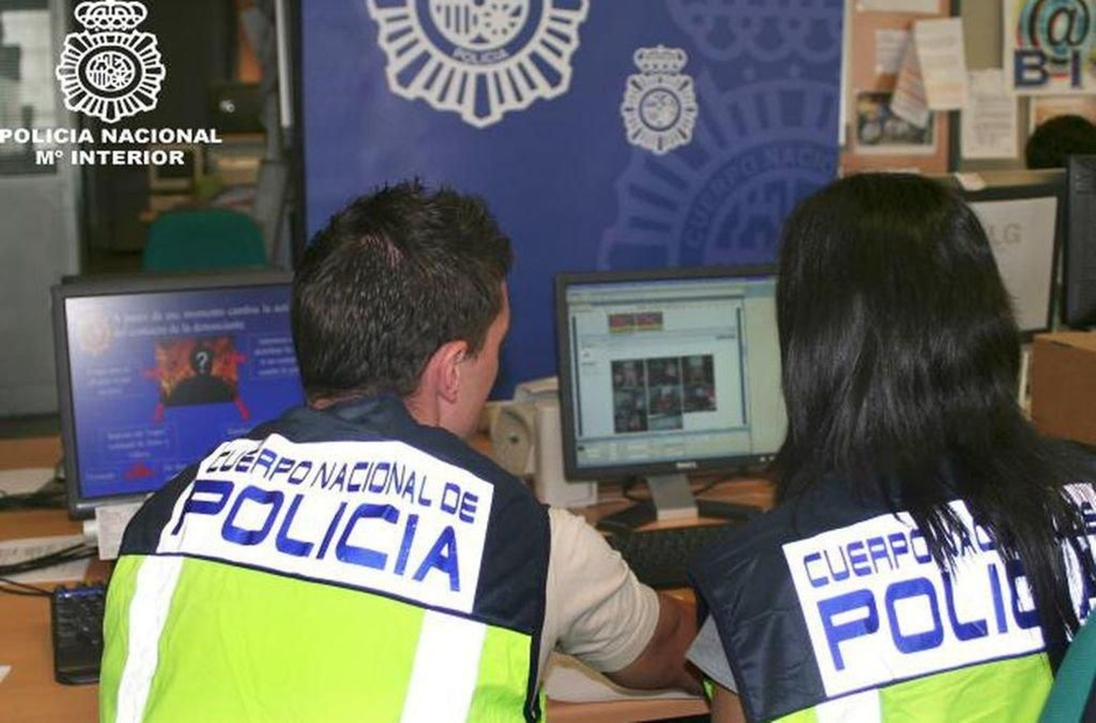 Agentes de la unidad de delitos telemáticos de la  Policía Nacional en Madrid, durante una operación reciente de amenazas por la red.