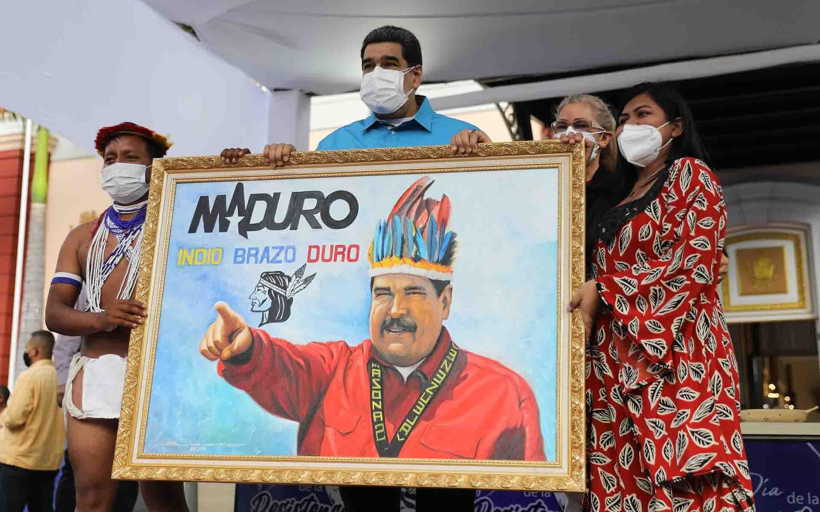 AME9527. CARACAS (VENEZUELA), 12/10/2021.- Fotografía cedida por prensa de Miraflores del presidente venezolano Nicolás Maduro durante un acto de gobierno hoy en Caracas (Venezuela). El presidente de Venezuela, Nicolás Maduro, insistió este martes, día en que el país caribeño conmemora la resistencia indígena, que España debe pedir perdón a América por el "genocidio de 300 años" contra los pueblos originarios. EFE/Prensa de Miraflores/ SOLO USO EDITORIAL/NO VENTAS/SOLO DISPONIBLE PARA ILUSTRAR LA NOTICIA QUE ACOMPAÑA/CRÉDITO OBLIGATORIO
