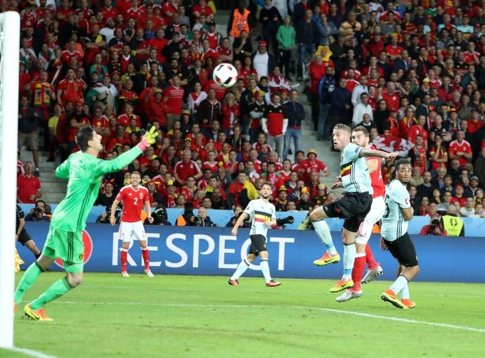 Vokes superó de este modo a Courtois para hacer el tercer gol de Gales y sentenciar a Bélgica.