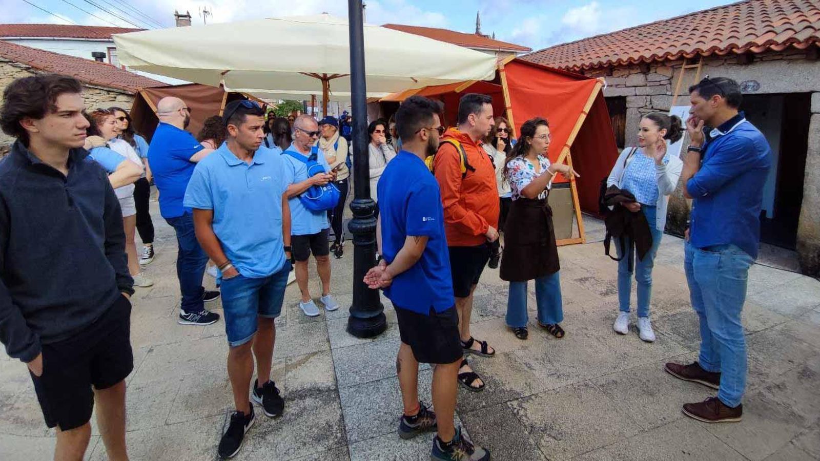 Imagen de la visita, en Agolada, al Encontro de Artesanía Tradicional e Popular de Galicia
