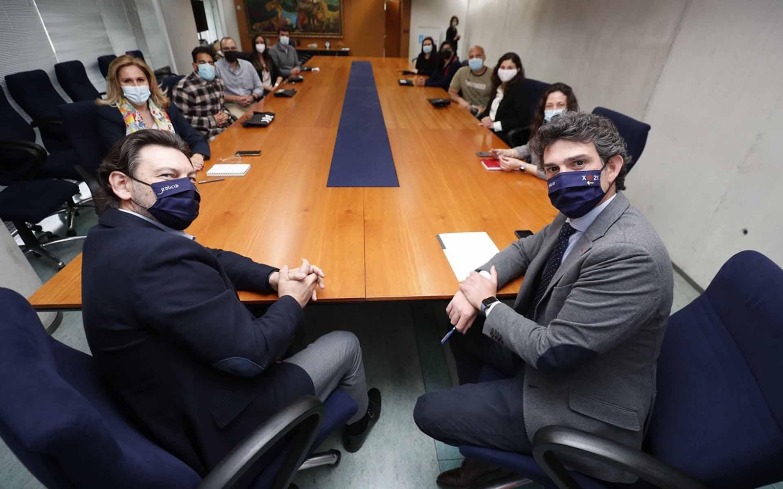 El secretario xeral da Emigración y el delegado da Xunta en Lugo, con las y los becarios BEME del campus de la ciudad de la muralla