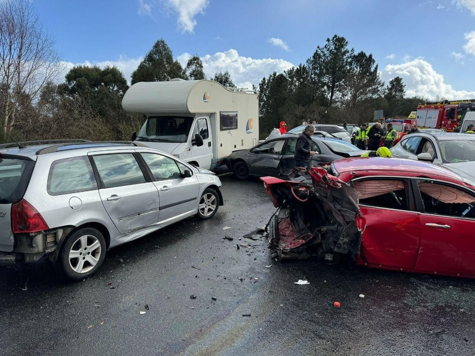 Vehículos implicados en el accidente múltiple en la A-52 en A Cañiza.