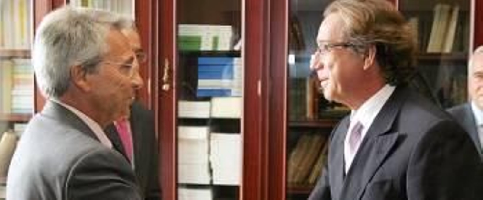 Julio Fernández Gayoso (izda.), presidente de Caixanova, y José Luis Méndez, director general de Caixa Galicia.