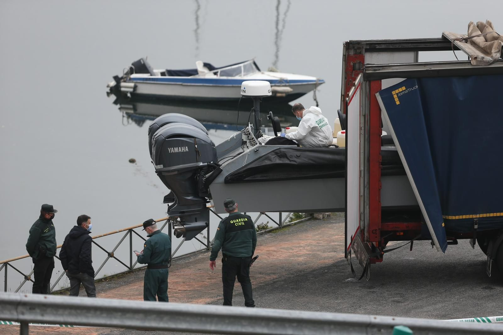 Las imágenes de la embarcación requisada a los dos detenidos. // Alberte