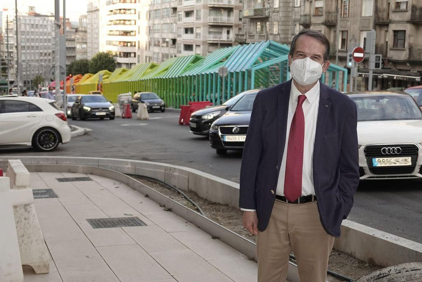 El alcalde de Vigo, Abel Caballero, ante los arcos que cubren las rampas de Gran Vía y que se abrirán en noviembre.