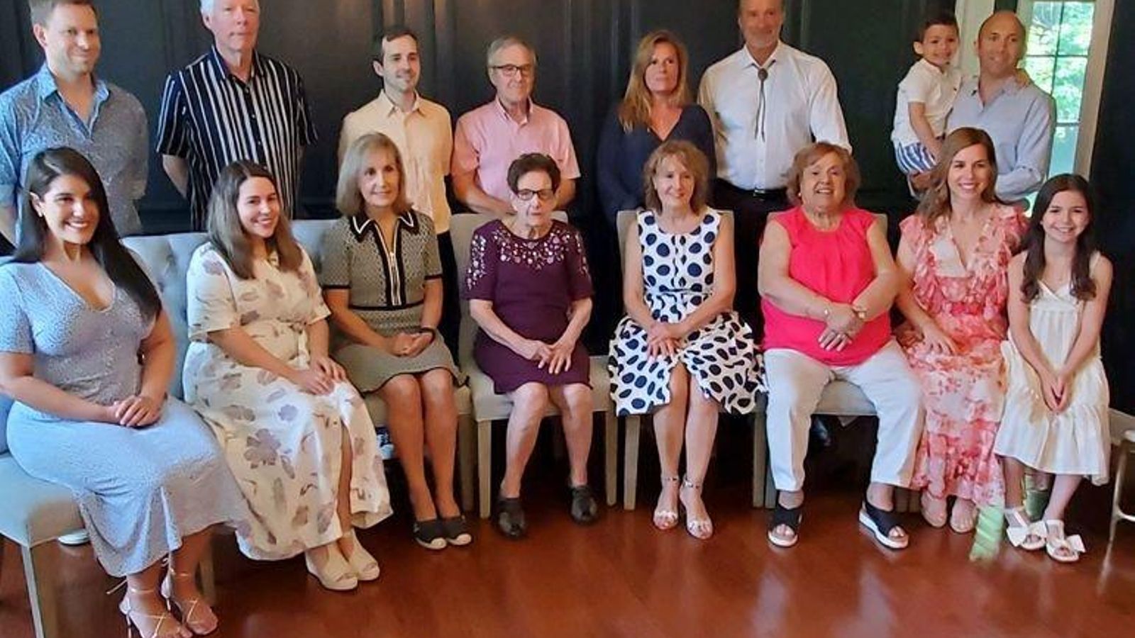 Lola cumple 100 años ocn su familia en New Jersey
