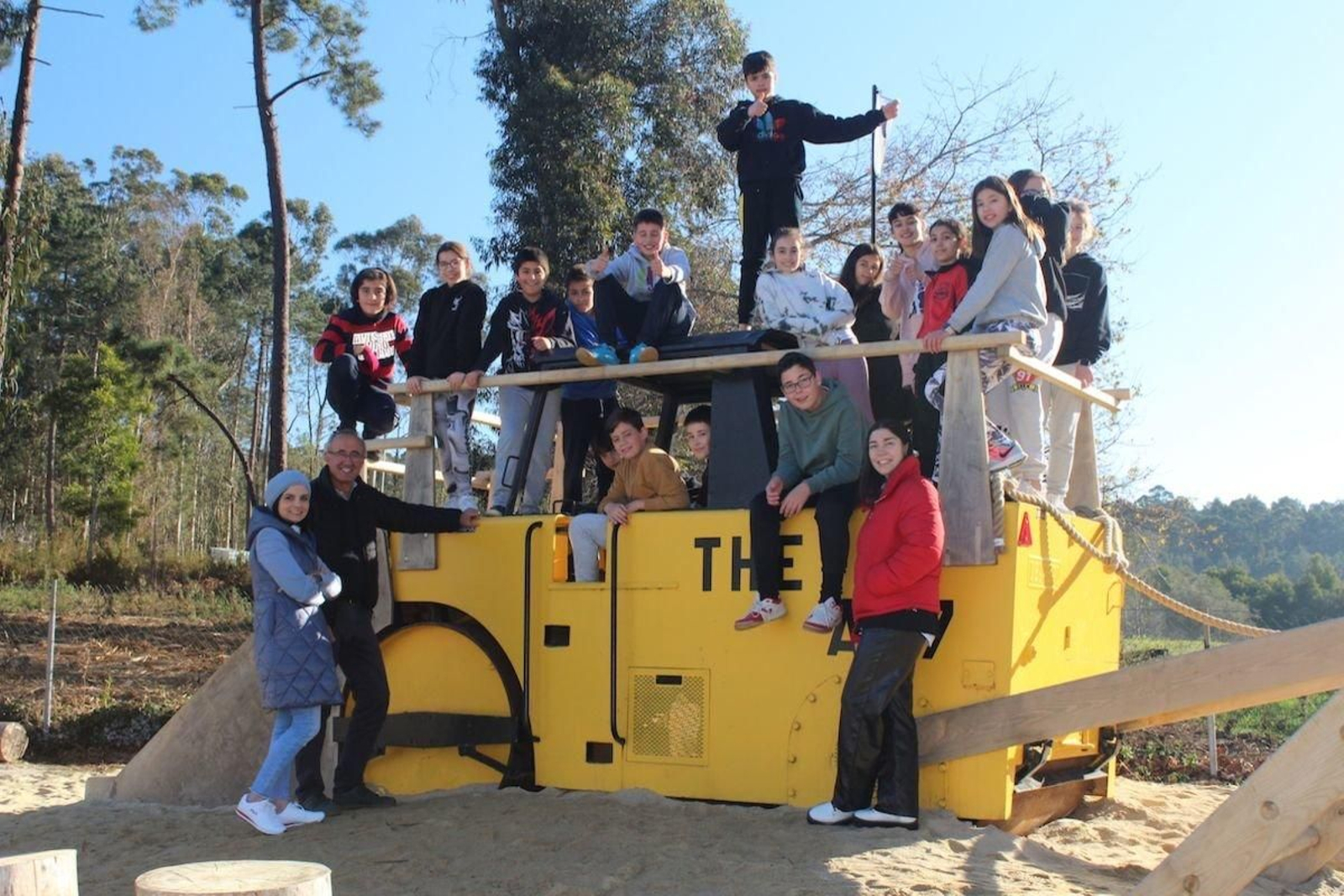 Alumnos del CEIP Carlos Casares posando con el alcalde Juan González.