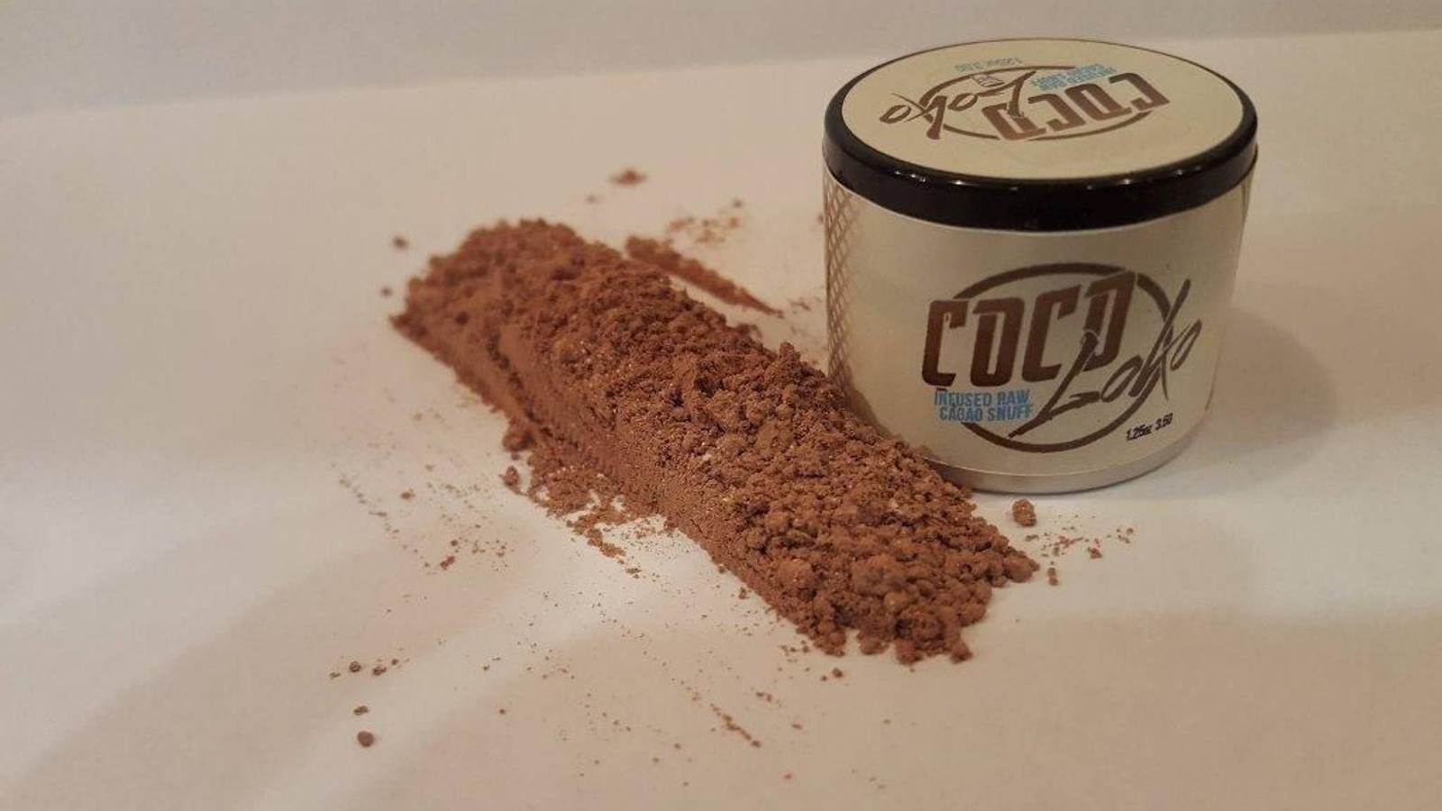 Un envase de Coco Loko, con parte del preparado dispuesta para ser inhalada.