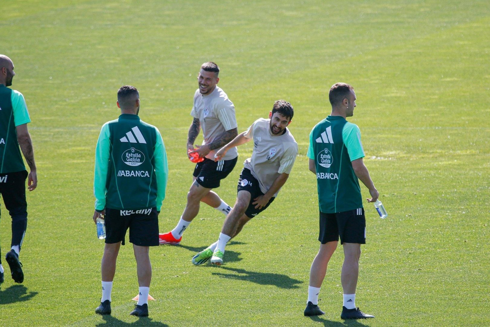 Carles Pérez y Luca de la Torre en el entrenamiento del Celta.