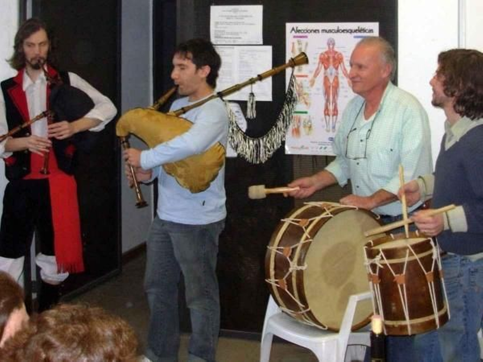 Actuación de un grupo folclórico gallego con motivo del Día de Santiago en Concordia.