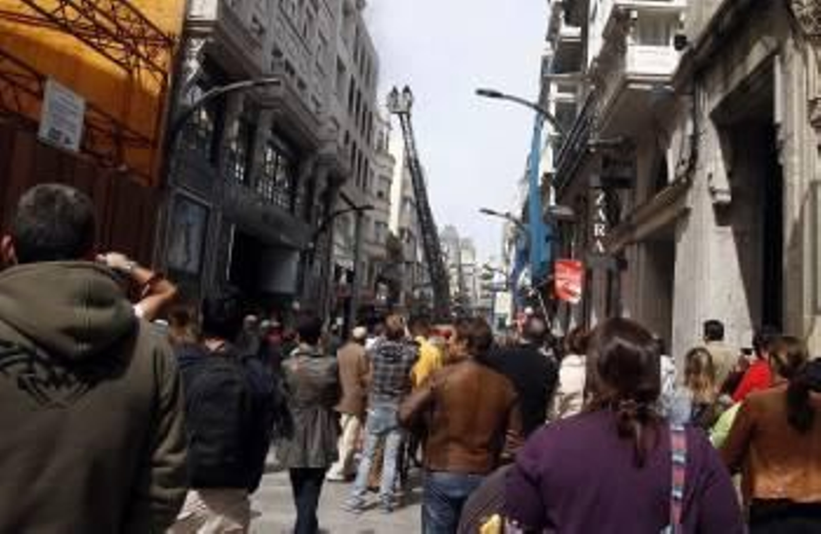 Numerosos curiosos observan la acción de los bomberos. (Foto: LANDÍN)