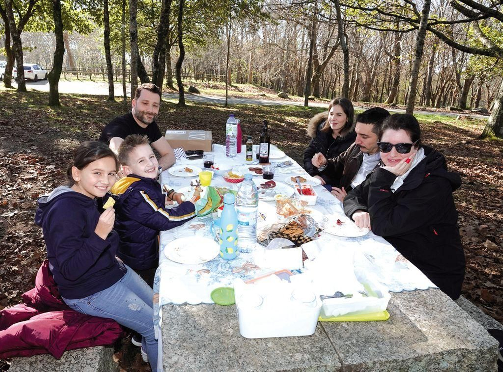 Una de las comidas en familia, ayer en el monte Vixiador.