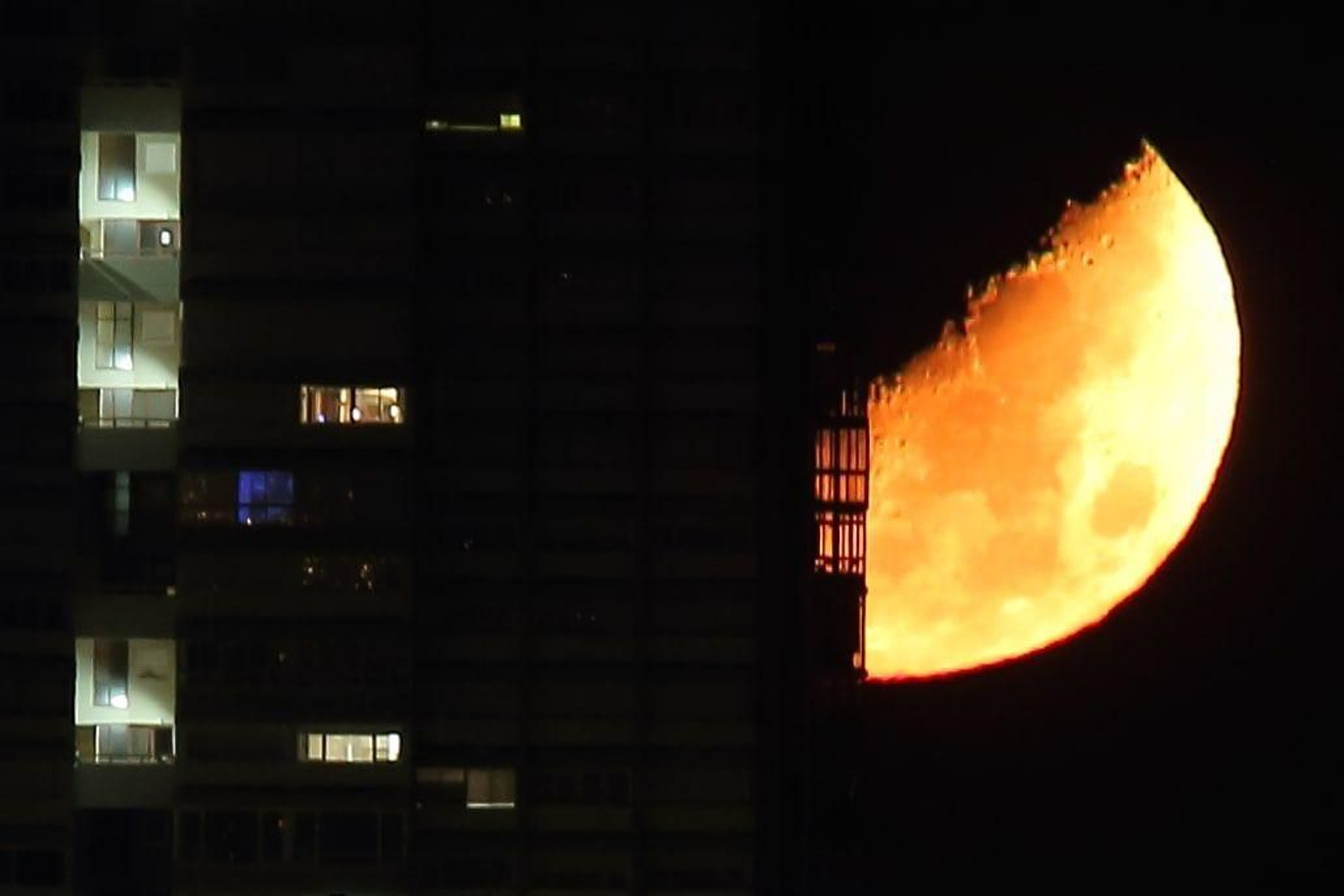 La luna ameriza sobre Toralla.