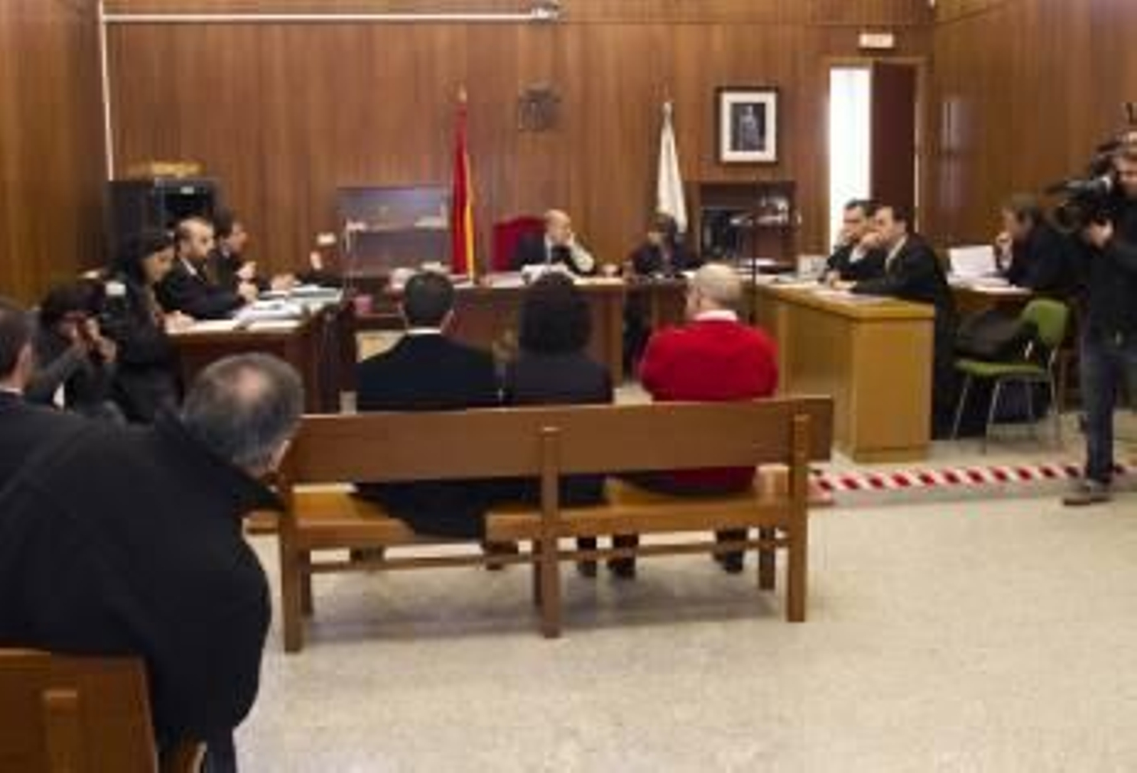 Los tres acusados, en el banquillo de los acusados durante el juicio en Pontevedra. (Foto: SALVADOR SAS)