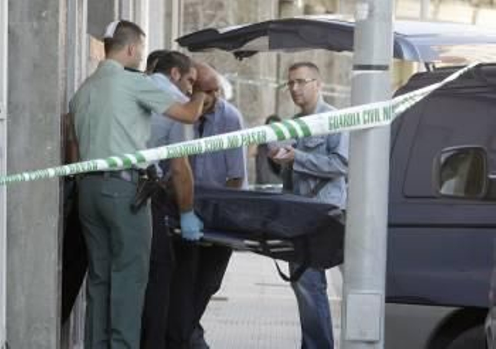 Momento en el que trasladan el cuerpo del Guardia Civil fallecido. (Foto: ARCHIVO)