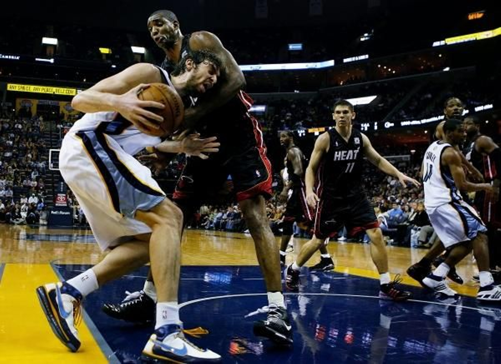 Pau Gasol supera a Mark Blount de los Heats de Miami.