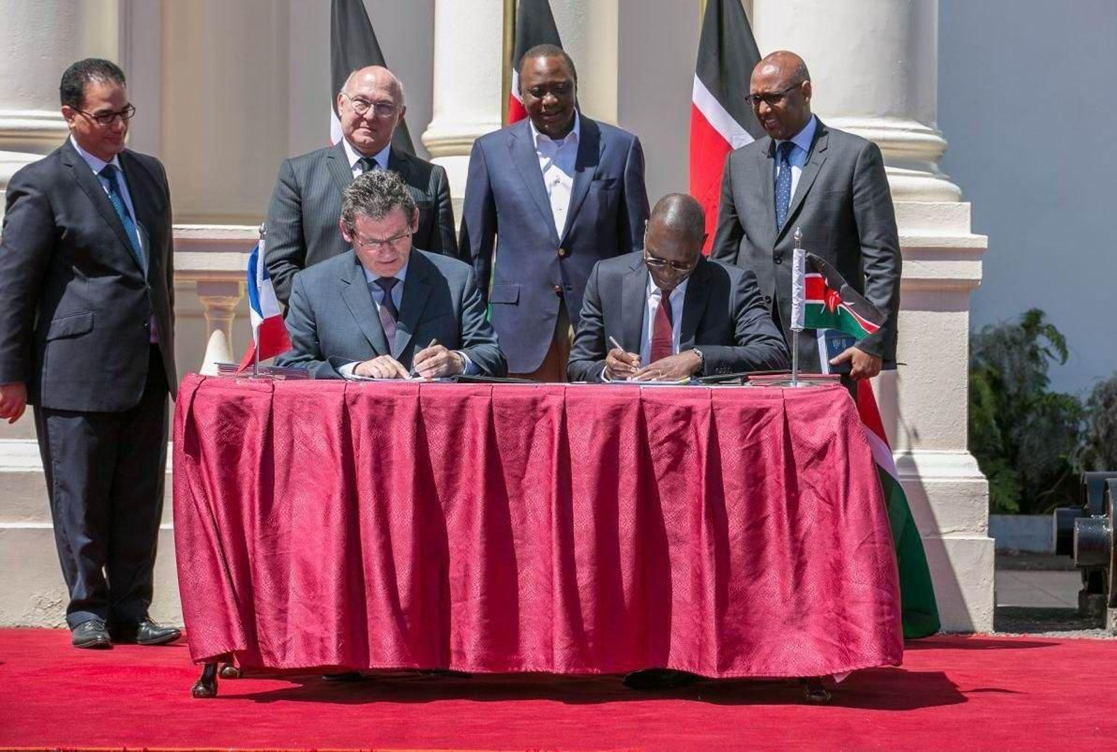 PSA y Urysia firmaron el acuerdo ante el presidente de Kenia y el ministro francés de Economía.