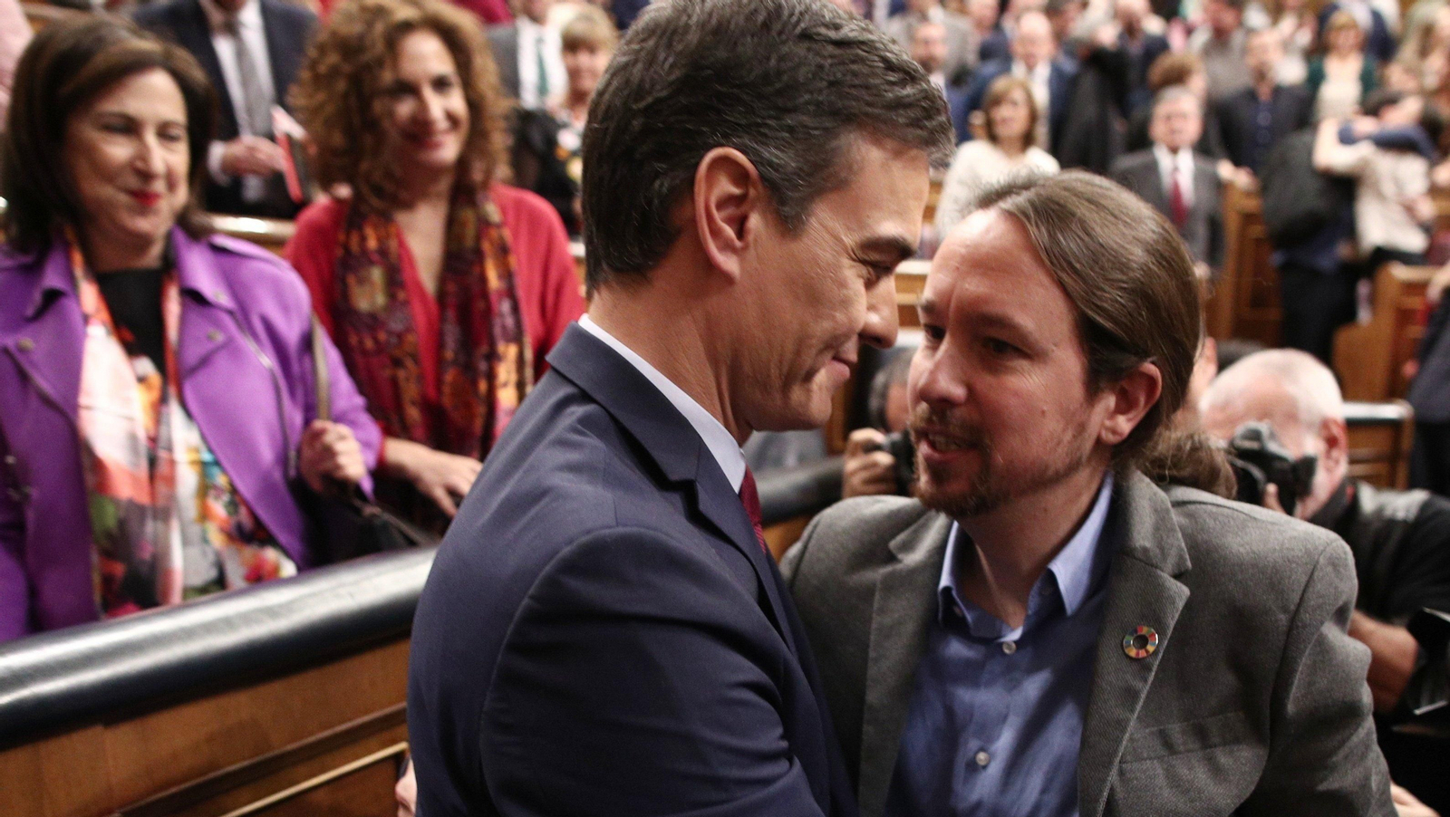 El secretario general de Podemos, Pablo Iglesias, felicita al al presidente del Gobierno, Pedro Sánchez