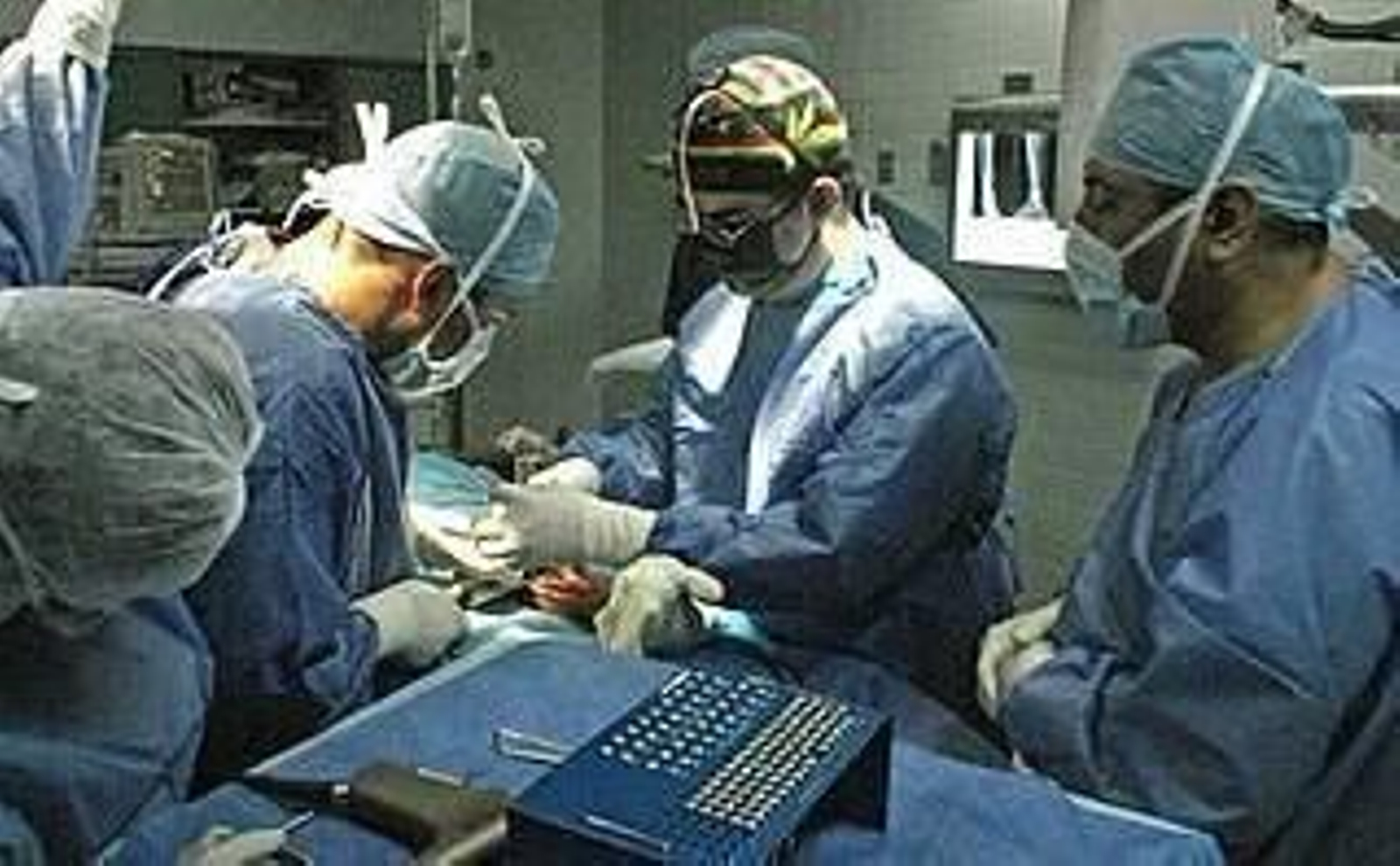 Un maxilofacial durante una intervención.