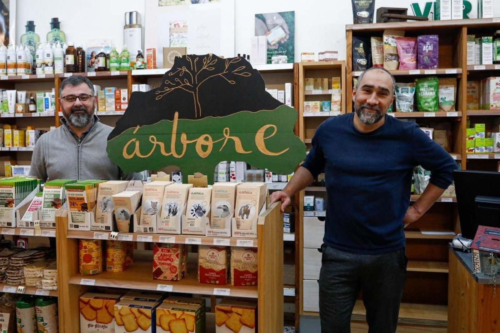 Miguel Braña y Cándido Martínez, durante una jornada de trabajo en la cooperativa Árbore.