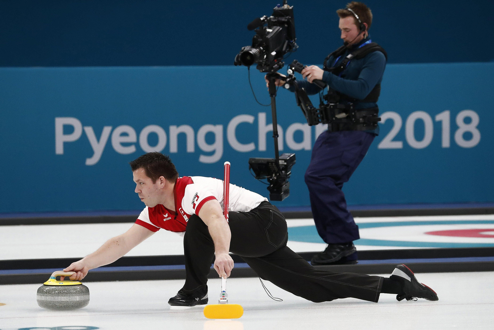 El deportista de origen gallego se estira para soltar la piedra hacia la diana.